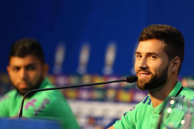 CORRETCTS VERB Brazilian national soccer team players Gabriel Barbosa (L) and Felipe Augusto (R) deliver a presser at Vila Ventura hotel in Viamao, Brazil, 27 March 2016, prior to 29 March s Russia 2018 World Cup qualifying match before Paraguay. EFE Silvio Avila BRAZILIAN NATIONAL SOCCER TEAM PRESSER !ACHTUNG: NUR REDAKTIONELLE NUTZUNG!  VIA004 20160327-635947067348870167
