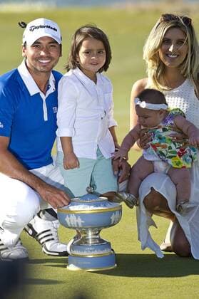 Bilder des Tages - SPORT March 27, 2016: Jason Day and family celebrate the finals match win at the World Golf Championships-Dell Match Play Round at the Austin Country Club. Austin, Texas. PGA Golf Herren 2016: World Golf Championships MAR 27 - ZUMAc04_