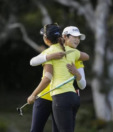March 27, 2016: Lydia Ko hugs her playing partner Sung Hyun Park on the 18th green during the final round of the Kia Classic at Aviara Golf Club in Carlsbad, California. Lydia Ko wins by 19 under for the tournament. LPGA Golf Damen 2016: Kia Classic MAR 27 - ZUMAc04_