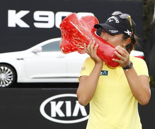 March 27, 2016: Lydia Ko with the trophy after the final round of the Kia Classic at Aviara Golf Club in Carlsbad, California. Lydia Ko wins by 19 under for the tournament. LPGA Golf Damen 2016: Kia Classic MAR 27 - ZUMAc04_