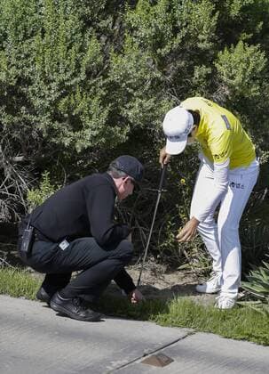 March 27, 2016: Sung Hyun Park works LPGA Golf Damen rules official about the placement of her ball during the final round of the Kia Classic at Aviara Golf Club in Carlsbad, California. Lydia Ko wins by 19 under for the tournament. LPGA 2016: Kia Classic MAR 27 - ZUMAc04_