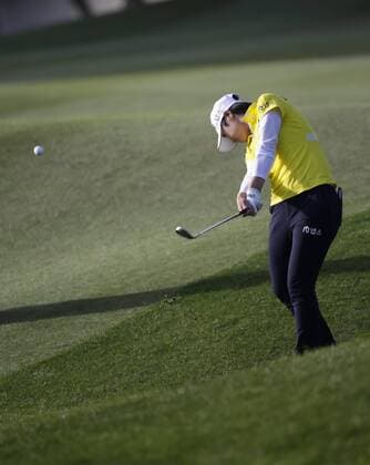 March 27, 2016: Sung Hyun Park makes her approach shot to the 17th green during the final round of the Kia Classic at Aviara Golf Club in Carlsbad, California. Lydia Ko wins by 19 under for the tournament. LPGA Golf Damen 2016: Kia Classic MAR 27 - ZUMAc04_