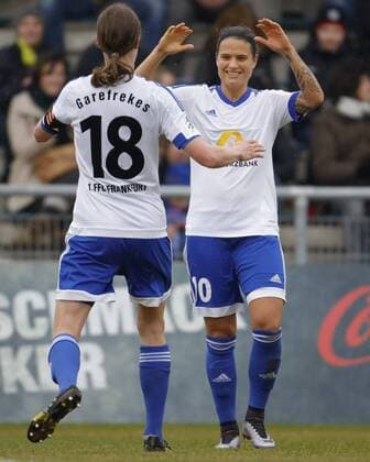 Frankfurt Tor zum 3:0 fuer Frankfurt. Gratulation von Dzsenifer Marozsan (FFC, 10) Marozsn, an die zweifache Torschuetzin Kerstin Garefrekes (FFC, 18). , Copyright: RRZ Eibner-Pressefoto EP_RRZ