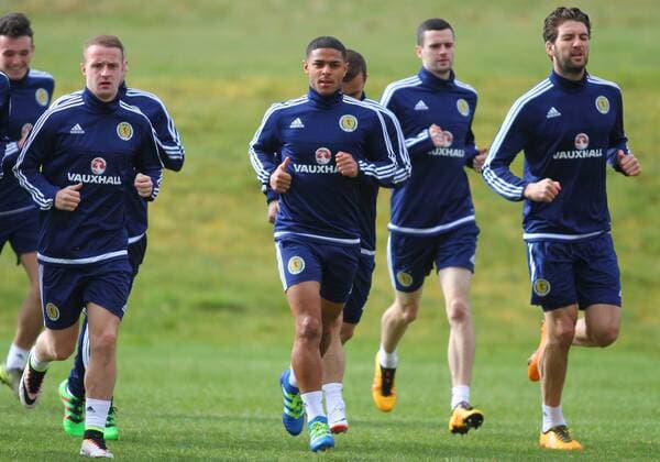 FuÃŸball, Training Nationalteam Schottland 28.03.2016. Mar Hall, Glasgow, Scotland. International Football Scotland Training and Media Event ahead of their game versus Denmark on 29th March. Leigh Griffiths, Liam Bridcutt and Charlie Mulgrew xGeorgariouxVagelisx  ActionPlus11723030