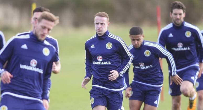 FuÃŸball, Training Nationalteam Schottland 28.03.2016. Mar Hall, Glasgow, Scotland. International Football Scotland Training and Media Event ahead of their game versus Denmark on 29th March. Leigh Griffiths warms up xGeorgariouxVagelisx  ActionPlus11723035