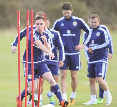 FuÃŸball, Training Nationalteam Schottland 28.03.2016. Mar Hall, Glasgow, Scotland. International Football Scotland Training and Media Event. Scott Brown weaves through the slalom poles xGeorgariouxVagelisx  ActionPlus11723039