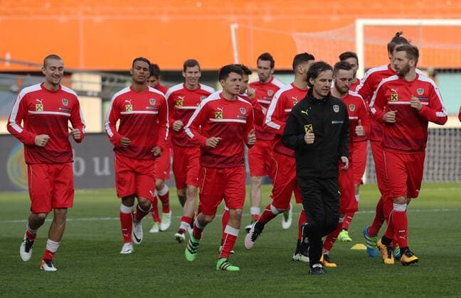 Fußball, Training Nationalteam Österreich SOCCER - AUT vs TUR, test match, preview VIENNA,AUSTRIA,28.MAR.16 - SOCCER - OEFB international match Länderspiel Austria vs Turkey, friendly match, preview, training team AUT. Image shows sports scientists Gerhard Zallinger (AUT) and player of AUT. Picture shot with a Canon EOS-1D X Mark II sample. GEPAxpictures xChristianxOrt
