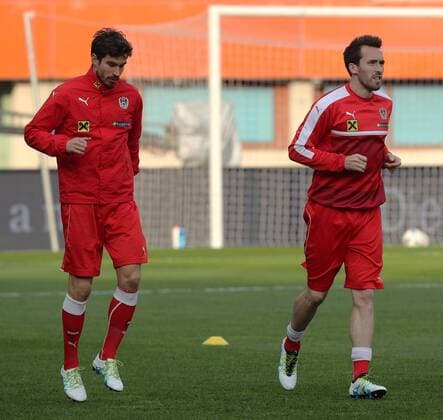 Fußball, Training Nationalteam Österreich SOCCER - AUT vs TUR, test match, preview VIENNA,AUSTRIA,28.MAR.16 - SOCCER - OEFB international match Länderspiel Austria vs Turkey, friendly match, preview, training team AUT. Image shows Gyoergy Garics and Christian Fuchs (AUT). Picture shot with a Canon EOS-1D X Mark II sample. GEPAxpictures xChristianxOrt
