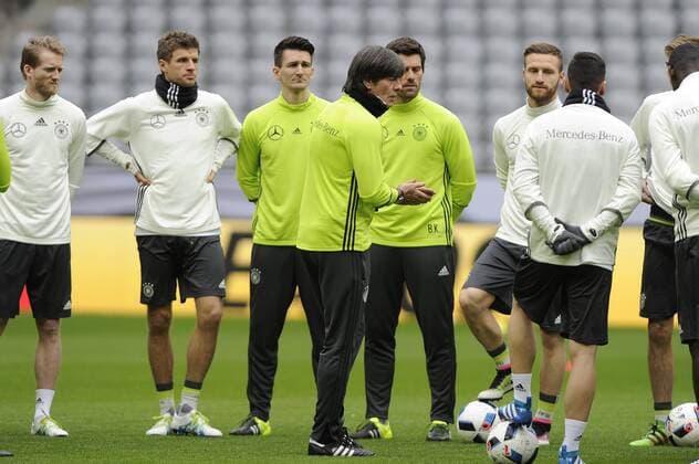 v.li:Andre SCHUERRLE,SCHÜRRLE (GER),Thomas MUELLER (MÜLLER) (GER),Bundestrainer Joachim Jogi LOEW,LÖW (GER),Shkodran MUSTAFI (GER),Aktion. Fussball,Training der deutschen Fussball Nationalmannschaft am 28.03.2016 in Muenchen AL L L I A N Z A R E N A.