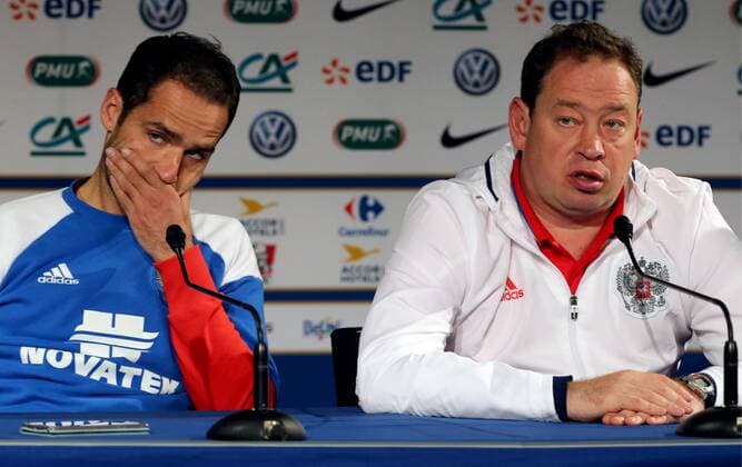 Bilder des Tages - SPORT PARIS, FRANCE. MARCH 28, 2016. Russia s capitain Roman Shirokov (L) and head coach Leonid Slutsky speak at a news conference before a training session of the Russian national team Nationalteam at the Stad de France Stadium, ahead a football friendly against France. Alexander Demianchuk TASS  TS01DC69