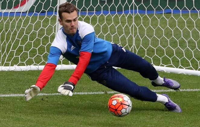 PARIS, FRANCE. MARCH 28, 2016. Goalkeeper Igor Akinfeyev dives for the ball in a training session of the Russian national team Nationalteam at the Stad de France Stadium, for a warm-up football friendly against France before Euro 2016. Alexander Demianchuk TASS  TS01DC5D