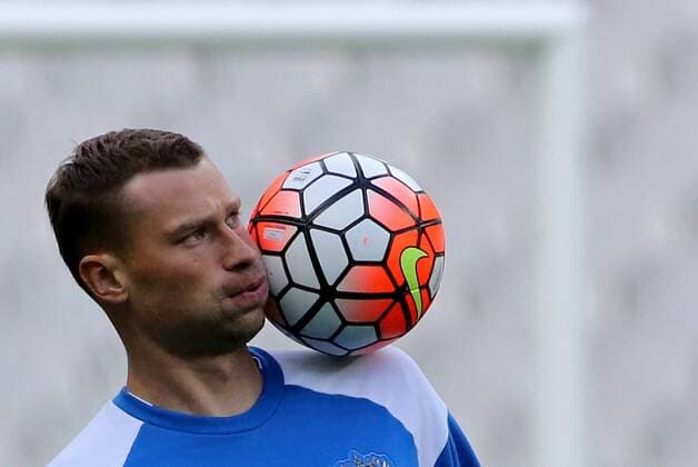 Themen der Woche SPORT Bilder des Tages - SPORT PARIS, FRANCE. MARCH 28, 2016. Player Alexei Berezutsky handles the ball in a training session of the Russian national team Nationalteam at the Stad de France Stadium, for a warm-up football friendly against France before Euro 2016. Alexander Demianchuk TASS  TS01DC5F