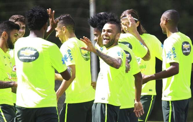 Fußball, Training Nationalteam Brasilien Brazilian soccer team defender Dani Alves (C) during a training session at the Vila Ventura hotel, in Viamao, Brazil, 28 March 2016. Brazil will face Paraguay on 29 March 2016 in a Russia 2018 qualifier game. Brazilian National Soccer team training session !ACHTUNG: NUR REDAKTIONELLE NUTZUNG!  20160328-635947890093327932