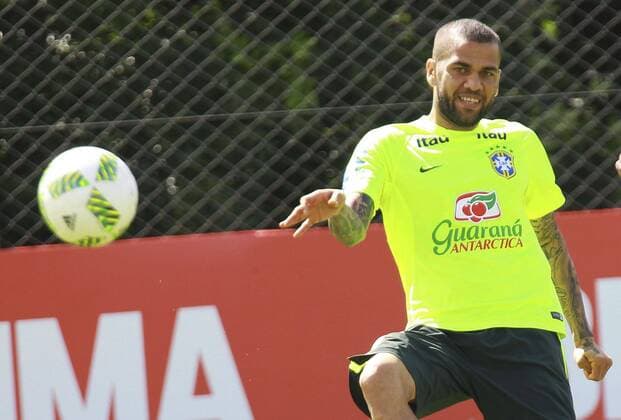 Fußball, Training Nationalteam Brasilien Brazilian soccer team defender Dani Alves (C) during a training session at the Vila Ventura hotel, in Viamao, Brazil, 28 March 2016. Brazil will face Paraguay on 29 March 2016 in a Russia 2018 qualifier game. Brazilian National Soccer team training session !ACHTUNG: NUR REDAKTIONELLE NUTZUNG!  20160328-635947890120315759