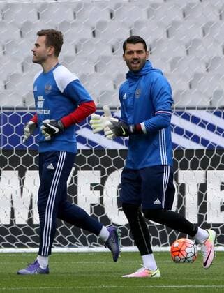 PARIS, FRANCE. MARCH 28, 2016. Goalkeepers Igor Akinfeyev (L) and Yuri Lodygin in a training session of the Russian national team Nationalteam at the Stad de France Stadium, for a warm-up football friendly against France before Euro 2016. Alexander Demianchuk TASS  TS01DC5A