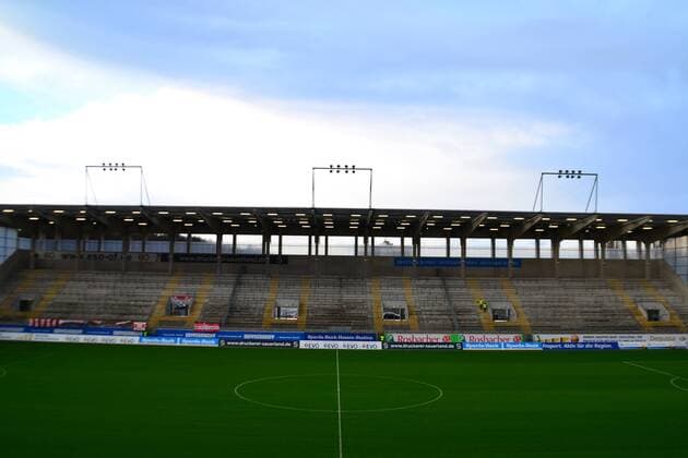 Fußball, Stadiongeschichte Kickers Offenbach 28.03.2016 xfwx Offenbach, Sparda-Bank-Hessen-Stadion , Regionalliga Süd, Offenbacher Kickers (OFC) Kickers Offenbach gegen SV 07 Elversberg Stadionansichten Waldemar-Klein-Tribüne: 8.400 Stehplätze noch leer