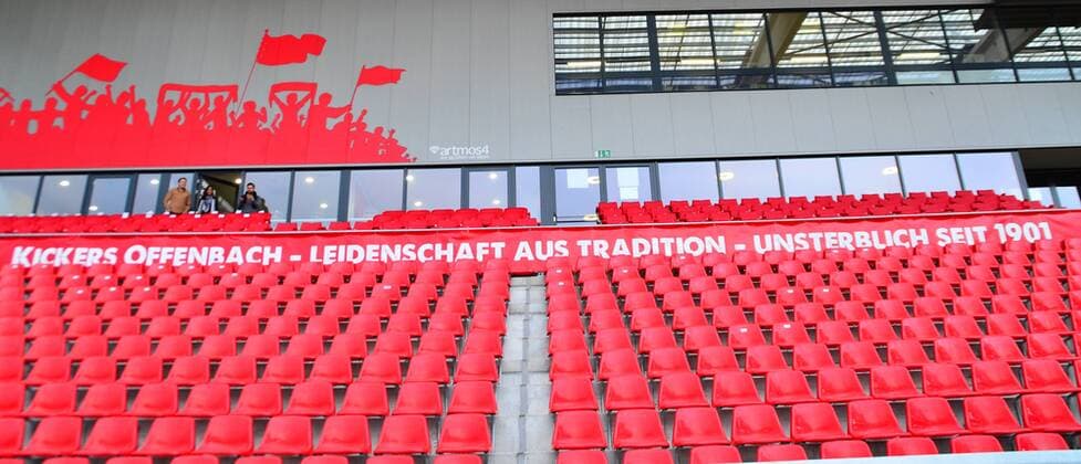 Fußball, Stadiongeschichte Kickers Offenbach 28.03.2016 xfwx Offenbach, Sparda-Bank-Hessen-Stadion , Regionalliga Süd, Offenbacher Kickers (OFC) Kickers Offenbach gegen SV 07 Elversberg Stadionansichten die Haupttribüne mit dem Schriftzug Kickers Offenbach - Leidenschaft aus Tradition - Unsterblich seit 1901