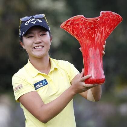 Bilder des Tages - SPORT March 27, 2016 - Carlsbad, USA - CARLSBAD, March 27, 2016 Lydia Ko holds up the trophy after winning the Kia Classic at the Aviara Golf Club in Carlsbad on Sunday. -Mandatory Photo Credit: Photo by Hayne Palmour IV San Diego Union-Tribune, LLC Lydia Ko holds up the trophy after winning the Kia Classic. - ZUMAs44_