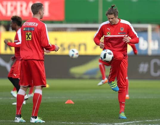 SOCCER - AUT vs TUR, test match, preview VIENNA,AUSTRIA,28.MAR.16 - SOCCER - OEFB international match Länderspiel Austria vs Turkey, friendly match, preview, training team AUT. Image shows Marc Janko and Sebastian Proedl (AUT). Picture shot with a Canon EOS-1D X Mark II sample. GEPAxpictures xChristianxOrt