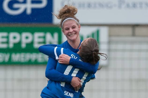 Themen der Woche SPORT Bilder des Tages - SPORT v.li.: Nele Schomaker (SV Meppen, 7) und Elisa Senß (Senss, SV Meppen, 14) mit Torjubel, Jubel, Freude über das Tor zum1:0, Fussball, 2. Frauen-Bundesliga Nord, SV Meppen - VfL Wolfsburg II, xobx