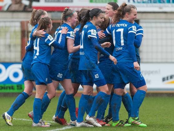 Die Spielerinnen des SV Meppen mit Torjubel, Jubel, Freude über das Tor zum 1:0, Fussball, 2. Frauen-Bundesliga Nord, SV Meppen - VfL Wolfsburg II, xobx