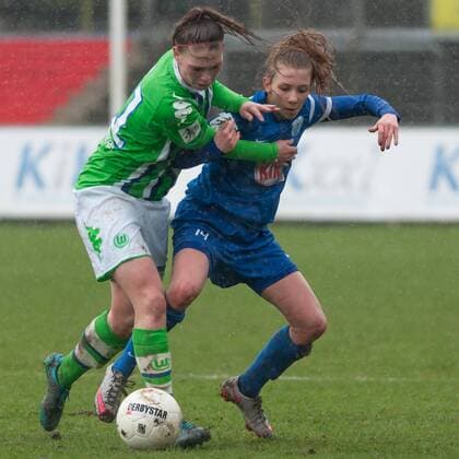 v.li.: Samantha Steuerwald (VfL Wolfsburg II, 11) im Zweikampf mit Elisa Senß (Senss, SV Meppen, 14), Fussball, 2. Frauen-Bundesliga Nord, SV Meppen - VfL Wolfsburg II, xobx