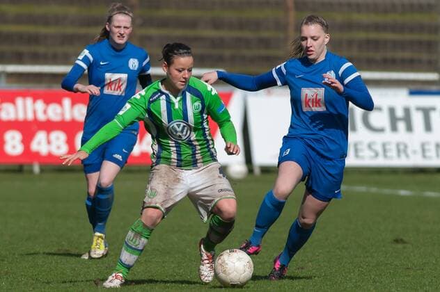 v.li.: Jasmin Sehan (VfL Wolfsburg II, 20) im Zweikampf mit Maike Berentzen (SV Meppen, 13), Fussball, 2. Frauen-Bundesliga Nord, SV Meppen - VfL Wolfsburg II, xobx