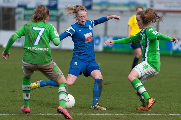 v.li.: Franziska Fiebig (VfL Wolfsburg II, 7), Sarah Schulte (SV Meppen, 16) und Michaela Brandenburg (VfL Wolfsburg II, 18) im Dreikampf, Fussball, 2. Frauen-Bundesliga Nord, SV Meppen - VfL Wolfsburg II, xobx