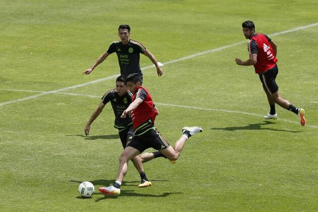 Fußball, Training Nationalteam Mexiko Mexican national soccer team players participate in a training session in Mexico City, Mexico, 28 March 2016, prior to tomorrow s Russia 2018 qualifying match before Canada. EFE Jose Mendez MEXICAN NATIONAL SOCCER TEAM TRAINING SESSION !ACHTUNG: NUR REDAKTIONELLE NUTZUNG!  CDM004 20160328-635947997741479522