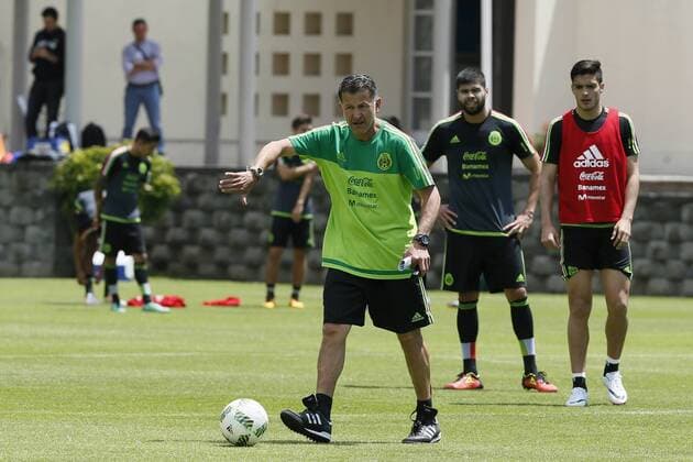 Fußball, Training Nationalteam Mexiko Mexican national soccer team coach Juan Carlos Osorio (C) participates in a training session in Mexico City, Mexico, 28 March 2016, prior to tomorrow s Russia 2018 qualifying match before Canada. EFE Jose Mendez MEXICAN NATIONAL SOCCER TEAM TRAINING SESSION !ACHTUNG: NUR REDAKTIONELLE NUTZUNG!  CDM005 20160328-635947998429123114