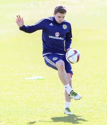 FuÃŸball, Training Nationalteam Schottland 28.03.2016. Mar Hall, Glasgow, Scotland. International Football Scotland Training and Media Event. James Forrest on the ball xGeorgariouxVagelisx  ActionPlus11723108