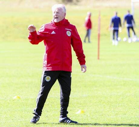 FuÃŸball, Training Nationalteam Schottland 28.03.2016. Mar Hall, Glasgow, Scotland. International Football Scotland Training and Media Event. Gordon Strachan gives instructions during training xGeorgariouxVagelisx  ActionPlus11723112