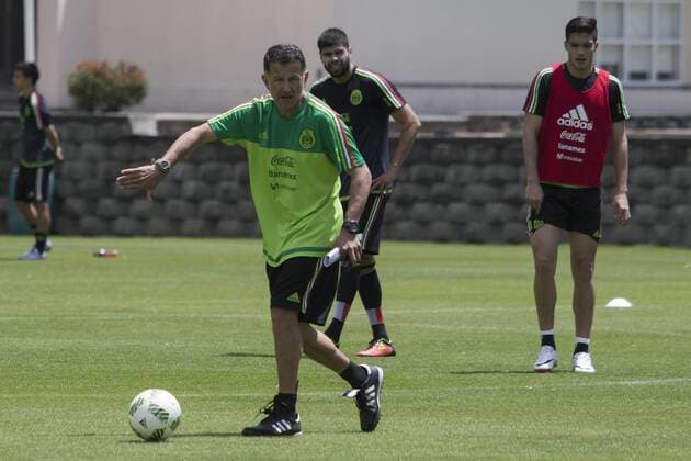 (160329) -- MEXICO CITY, March 29, 2016 -- Mexico s national team Nationalteam coach Juan Carlos Osorio (Front) takes part in a training session at High Performance Center (CAR, for its acronym in Spanish), in Mexico City, capital of Mexico, on March 28, 2016. Mexico s National Team will play with Canada on March 29 in a qualifying match for the 2018 Russia World Cup. ) (SP)MEXICO-MEXICO CITY-SOCCER-NATIONAL TEAM AlejandroxAyala 