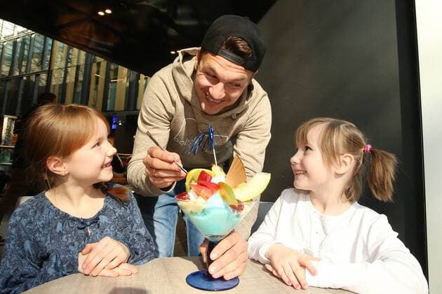 Chemnitz, 26.03.2016, Höfe am Brühl, Fussball, 3. Liga, Daniel Frahn Spieler des Chemnitzer FC eröffnet mit Henrik Ernst und Christian Müller in Leipzig das Eiscafe La Luna. , Im Bild: Neele (7) und Mathilda (5) sind begeistert von Daniel Frahns Eisbecher. ,