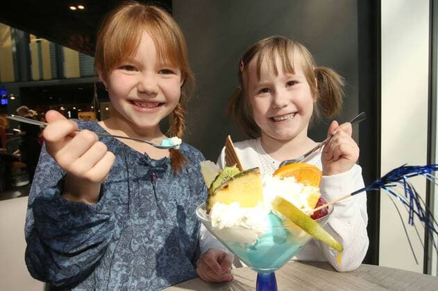 Chemnitz, 26.03.2016, Höfe am Brühl, Fussball, 3. Liga, Daniel Frahn Spieler des Chemnitzer FC eröffnet mit Henrik Ernst und Christian Müller in Leipzig das Eiscafe La Luna. , Im Bild: Neele (7) und Mathilda (5) sind begeistert von Daniel Frahns Eisbecher. ,