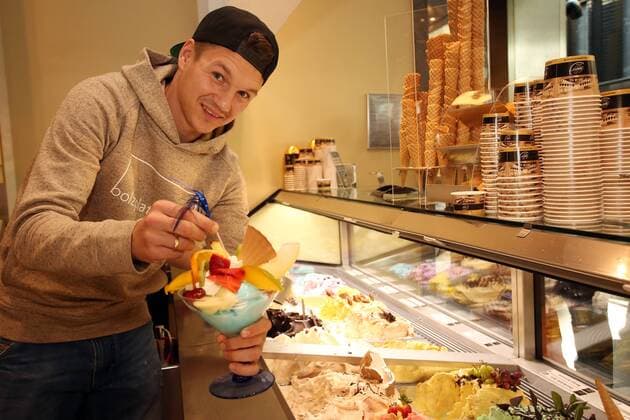 Chemnitz, 26.03.2016, Höfe am Brühl, Fussball, 3. Liga, Daniel Frahn Spieler des Chemnitzer FC eröffnet mit Henrik Ernst und Christian Müller in Leipzig das Eiscafe La Luna. , Im Bild: Daniel Frahn im Cafe. ,