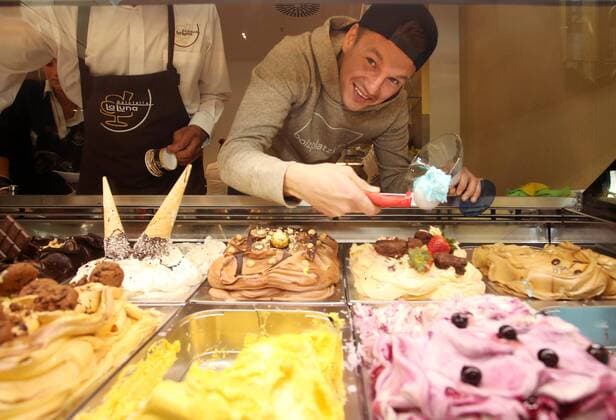 Chemnitz, 26.03.2016, Höfe am Brühl, Fussball, 3. Liga, Daniel Frahn Spieler des Chemnitzer FC eröffnet mit Henrik Ernst und Christian Müller in Leipzig das Eiscafe La Luna. , Im Bild: Daniel Frahn im Cafe. ,