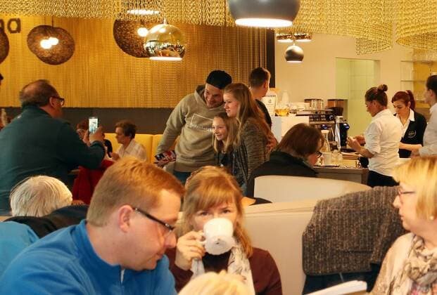 Chemnitz, 26.03.2016, Höfe am Brühl, Fussball, 3. Liga, Daniel Frahn Spieler des Chemnitzer FC eröffnet mit Henrik Ernst und Christian Müller in Leipzig das Eiscafe La Luna. , Im Bild: Daniel Frahn im Cafe, wird gleich von Fas zum Foto gebeten. ,