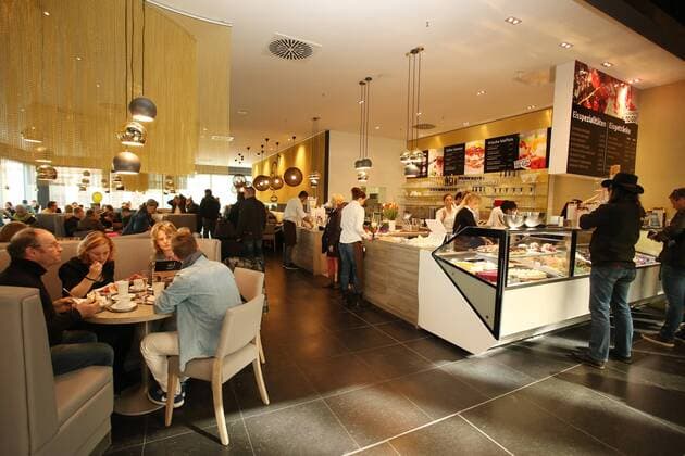 Chemnitz, 26.03.2016, Höfe am Brühl, Fussball, 3. Liga, Daniel Frahn Spieler des Chemnitzer FC eröffnet mit Henrik Ernst und Christian Müller in Leipzig das Eiscafe La Luna. , Im Bild: Eiscafe Übersicht. ,