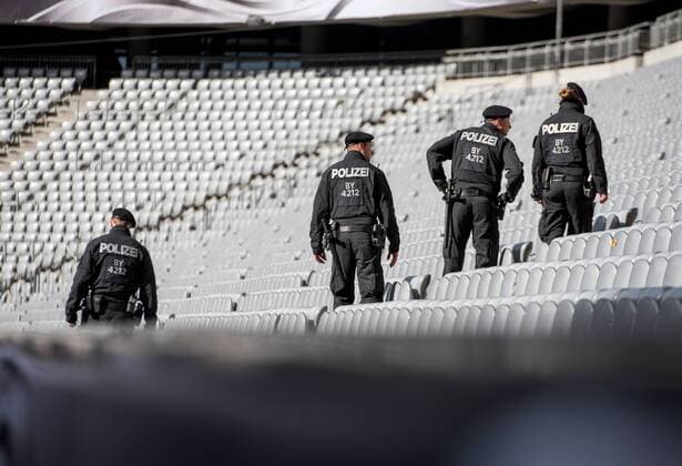 Bilder des Tages - SPORT Fußball, Polizei durchsucht die Allianzarena vor dem Länderspiel Deutschland - Italien FREUNDSCHAFTSSPIEL DEUTSCHLAND - ITALIEN IN MÜNCHEN 29 03 2016 - München: Das Länderspiel zwischen Deutschland und Italien am 29. März 2016 in der Münchner Allianz Arena. Vor Einlassbeginn laufen Polizisten die Reihen im Stadion ab. _________________