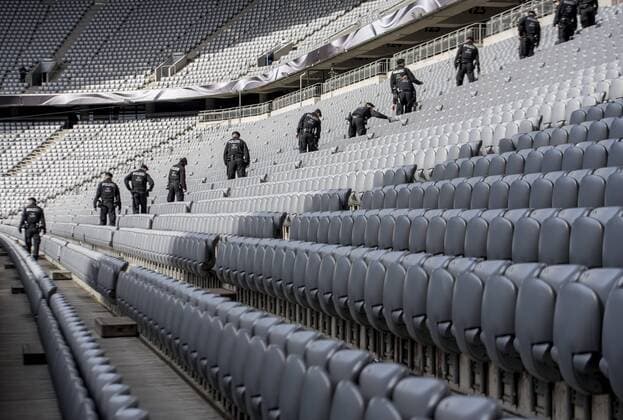 Fußball, Polizei durchsucht die Allianzarena vor dem Länderspiel Deutschland - Italien FREUNDSCHAFTSSPIEL DEUTSCHLAND - ITALIEN IN MÜNCHEN 29 03 2016 - München: Das Länderspiel zwischen Deutschland und Italien am 29. März 2016 in der Münchner Allianz Arena. Vor Einlassbeginn laufen Polizisten die Reihen im Stadion ab. _________________