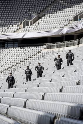 Fußball, Polizei durchsucht die Allianzarena vor dem Länderspiel Deutschland - Italien FREUNDSCHAFTSSPIEL DEUTSCHLAND - ITALIEN IN MÜNCHEN 29 03 2016 - München: Das Länderspiel zwischen Deutschland und Italien am 29. März 2016 in der Münchner Allianz Arena. Vor Einlassbeginn laufen Polizisten die Reihen im Stadion ab. _________________