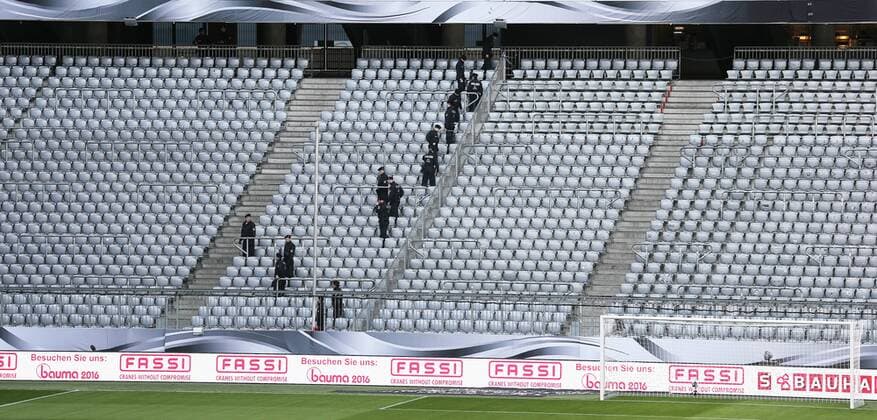 Fußball, Polizei durchsucht die Allianzarena vor dem Länderspiel Deutschland - Italien SOCCER - GER vs ITA, test match MUNICH,GERMANY,29.MAR.16 - SOCCER - international match Länderspiel Germany vs Italy, friendly match. Image shows policemen during an inspection. GEPAxpictures xThomasxBachun