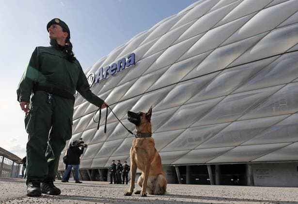 Fußball, Polizei durchsucht die Allianzarena vor dem Länderspiel Deutschland - Italien SOCCER - GER vs ITA, test match MUNICH,GERMANY,29.MAR.16 - SOCCER - international match Länderspiel Germany vs Italy, friendly match. Image shows a policewoman with a dog. GEPAxpictures xThomasxBachun
