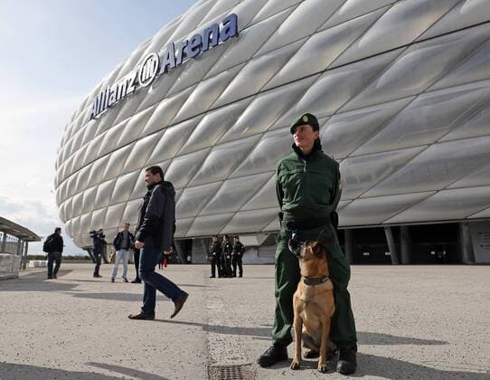 Fußball, Polizei durchsucht die Allianzarena vor dem Länderspiel Deutschland - Italien SOCCER - GER vs ITA, test match MUNICH,GERMANY,29.MAR.16 - SOCCER - international match Länderspiel Germany vs Italy, friendly match. Image shows a policewoman with a dog. GEPAxpictures xThomasxBachun