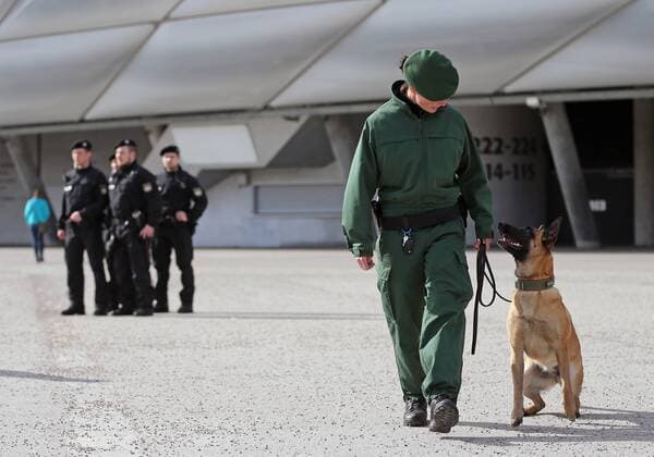 Fußball, Polizei durchsucht die Allianzarena vor dem Länderspiel Deutschland - Italien SOCCER - GER vs ITA, test match MUNICH,GERMANY,29.MAR.16 - SOCCER - international match Länderspiel Germany vs Italy, friendly match. Image shows a policewoman with a dog. GEPAxpictures xThomasxBachun