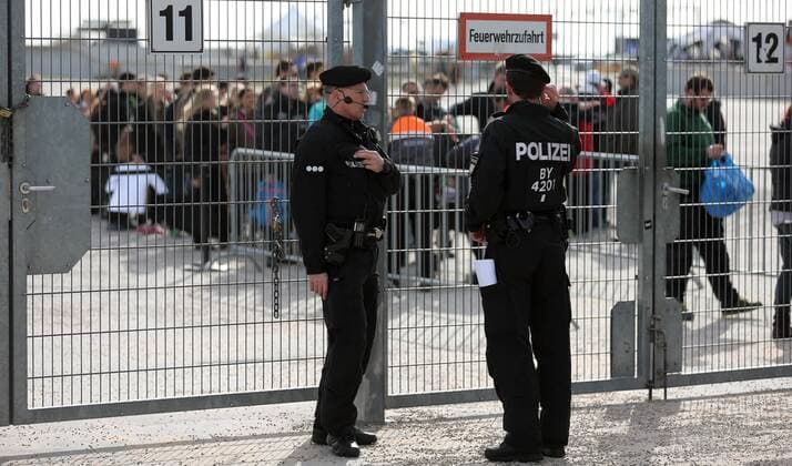 Fußball, Strenge Sicherheitskontrollen vor dem Länderspiel Deutschland - Italien SOCCER - GER vs ITA, test match MUNICH,GERMANY,29.MAR.16 - SOCCER - international match Länderspiel Germany vs Italy, friendly match. Image shows policemen at the entrance. GEPAxpictures xThomasxBachun
