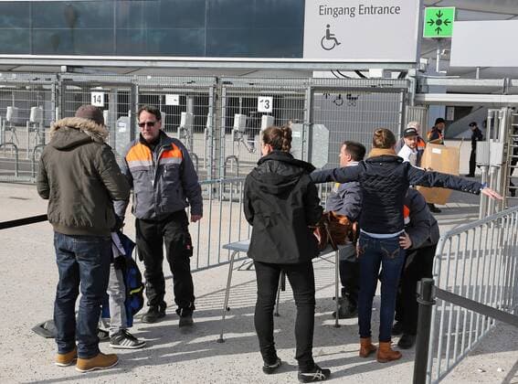 Fußball, Strenge Sicherheitskontrollen vor dem Länderspiel Deutschland - Italien SOCCER - GER vs ITA, test match MUNICH,GERMANY,29.MAR.16 - SOCCER - international match Länderspiel Germany vs Italy, friendly match. Image shows security checks at the entrance. GEPAxpictures xThomasxBachun