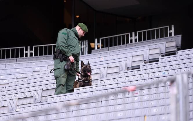 FUSSBALL INTERNATIONAL TESTSPIEL in Muenchen in der Allianz Arena Deutschland - Italien 29.03.2016 Ein Polizist mit Sprengstoffhund auf der Tribuebe der Allianz Arena 