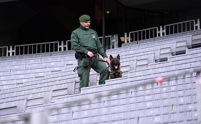 FUSSBALL INTERNATIONAL TESTSPIEL in Muenchen in der Allianz Arena Deutschland - Italien 29.03.2016 Ein Polizist mit Sprengstoffhund auf der Tribuebe der Allianz Arena 
